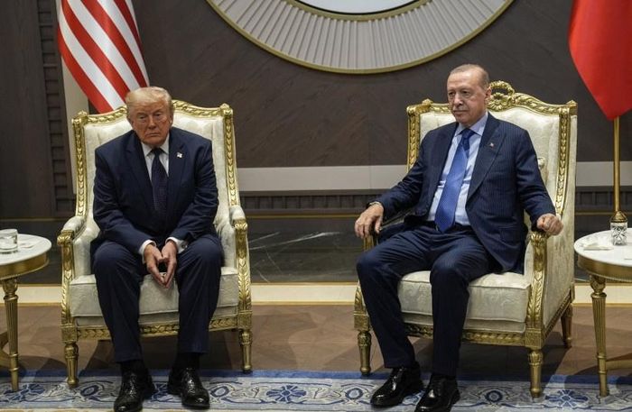  Trong cuộc gặp Tổng thống Thổ Nhĩ Kỳ Recep Tayyip Erdogan, ông Trump khẳng định Mỹ nên kiểm soát Greenland và bày tỏ sự thất vọng về NATO khi hội nghị thượng đỉnh vừa khai mạc. Ảnh: CNN. 