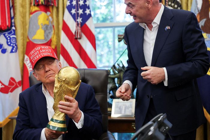  Tổng thống Mỹ Donald Trump cầm cúp World Cup bên cạnh Chủ tịch FIFA Gianni Infantino tại Phòng Bầu dục, Nhà Trắng ở Washington D.C., ngày 22/8/2025. Ảnh: Reuters. 