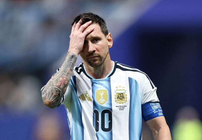  Ngay phút 21, Messi gây thất vọng khi sút hỏng 11 m, bỏ lỡ cơ hội gỡ hòa cho Argentina. Đây là lần thứ hai M10 đá hỏng phạt đền tại World Cup 2026 (trước đó là trong trận gặp Áo). 