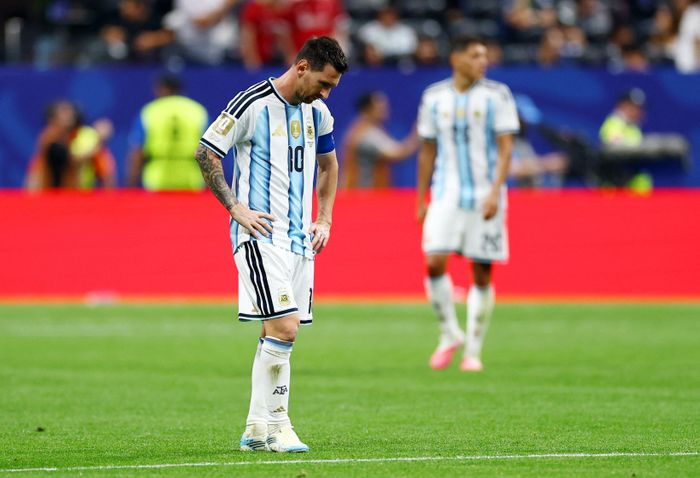  Messi và đồng đội trải qua một tiếng thi đấu đầy khó khăn trước Ai Cập. Argentina thậm chí còn để đối thủ dẫn trước 2-0, đối diện nguy cơ phải dừng chân ngay vòng 16 đội tại giải năm nay. 