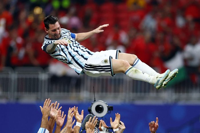  Các đồng đội tri ân Messi sau chiến thắng nghẹt thở. Đối thủ của Argentina tại vòng tứ kết là đội thắng trong cặp đấu giữa Colombia và Thụy Sĩ. 