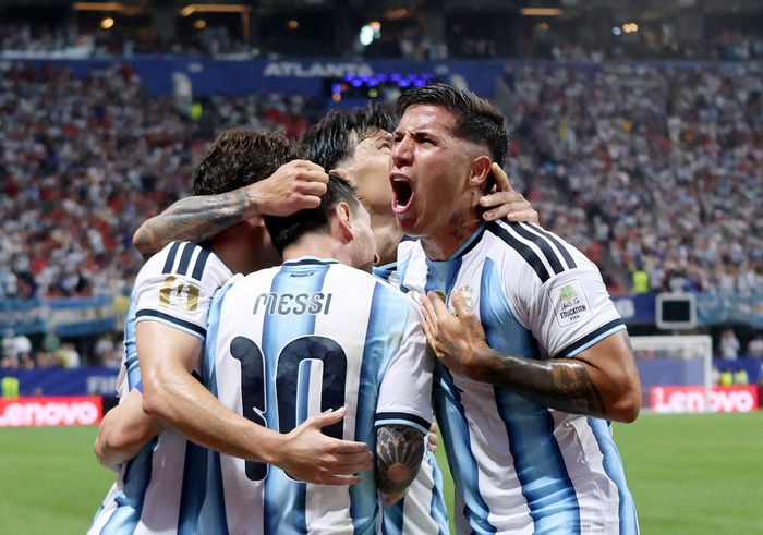  Sau bàn gỡ hòa của Messi, CĐV Argentina vỡ òa cảm xúc nhờ pha lập công nâng tỷ số lên 3-2 của Enzo Fernandez ở cuối hiệp hai. Đại diện Nam Mỹ tạo nên màn ngược dòng kịch tính nhất từ đầu World Cup 2026. 