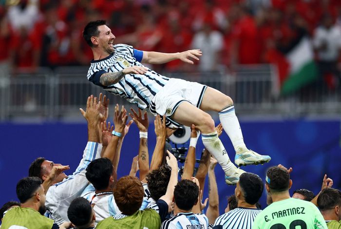  Điều chỉnh đưa Messi từ trung lộ sang cánh phải trở thành bước ngoặt chiến thuật, giúp Argentina phá vỡ hệ thống phòng ngự lùi sâu của Ai Cập. 