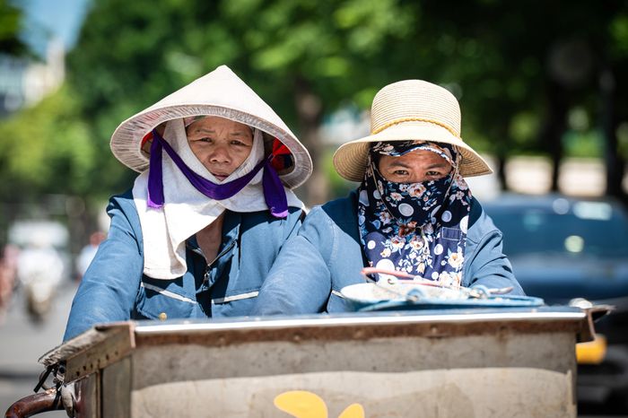  Những người thường xuyên làm việc trong thời tiết nắng nóng cần uống ít nhất 3 lít nước mỗi ngày và bổ sung điện giải phù hợp. Ảnh: Đinh Hà. 