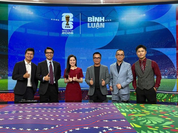  Quốc Việt vinh dự khi có cơ hội làm việc với nhiều bình luận viên kinh nghiệm, tên tuổi tại World Cup 2026. 