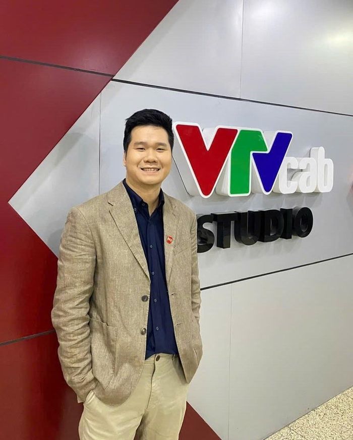  Quốc Việt hiện là biên tập viên, bình luận viên tại VTVCab. 