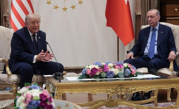Tổng thống Mỹ Donald Trump và Tổng thống Thổ Nhĩ Kỳ Tayyip Erdogan hội đàm song phương trước khi tham dự hội nghị thượng đỉnh các nhà lãnh đạo NATO, tại Phủ Tổng thống Bestepe ở Ankara, Thổ Nhĩ Kỳ, ngày 7/7. Ảnh: Reuters.