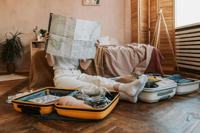 Đặt vali vào nhà tắm khi mới nhận phòng được xem là một “mẹo lưu trú” khá phổ biến. Ảnh: Vlada Karpovich/Pexels. 