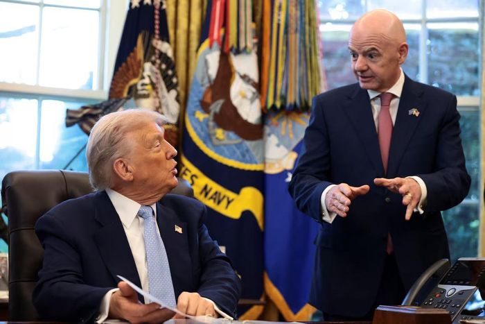 Tổng thống Mỹ Donald Trump (trái) và Chủ tịch FIFA Gianni Infantino trong cuộc họp của Nhóm đặc trách Nhà Trắng về FIFA World Cup 2026 tại Phòng Bầu dục, Nhà Trắng ngày 17/11/2025. Ảnh: Reuters.