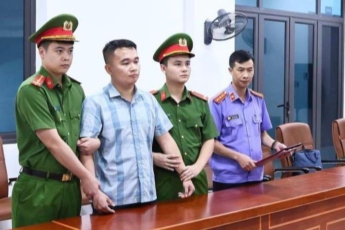 Công an thực thi lệnh giữ người khẩn cấp đối với Nguyễn Hà Duy chiều 5/7. Ảnh: Công an tỉnh Tuyên Quang