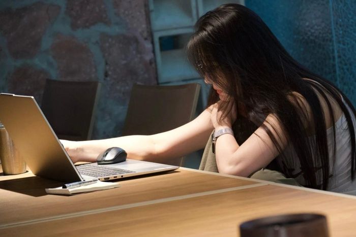  Áp lực kéo dài khiến người lao động nghi ngờ chính giá trị của mình trong guồng máy công sở. Ảnh minh họa: Rednote.
