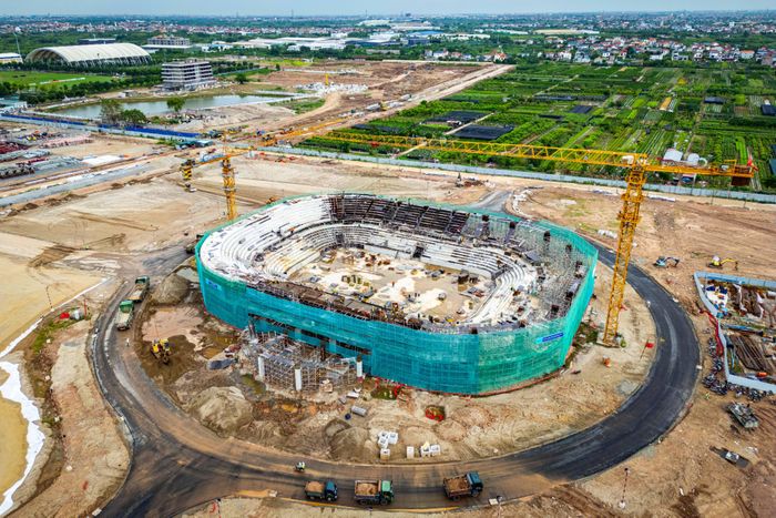  Bên cạnh SVĐ PVF, khu nhà thi đấu thuộc tổ hợp thể thao - dịch vụ rộng 92 ha cũng dần thành hình sau hơn 8 tháng thi công. Không chỉ phục vụ công tác đào tạo và huấn luyện bóng đá của PVF, sân vận động còn được định hướng trở thành địa điểm tổ chức các sự kiện thể thao và giải trí quy mô quốc tế. Công trình được kỳ vọng đáp ứng tiêu chuẩn đăng cai các giải đấu lớn như ASIAD, Olympic, thậm chí các trận đấu thuộc vòng chung kết World Cup trong tương lai. 