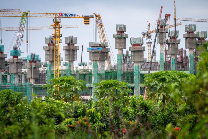  Điểm nhấn của sân PVF là hệ thống mái vòm thép sắp được triển khai với cặp dầm vòm hộp dài khoảng 373 m, sâu 10,7 m, rộng 5 m, chịu lực khoảng 8.600 tấn, cùng hai tấm màng xuyên sáng kích thước 78x125 m, có thể đóng mở hoàn toàn trong 12 - 20 phút. Công trình còn có cửa kính end-zone cao 36 m, rộng 55 m, giúp tối ưu ánh sáng tự nhiên và tạo không gian linh hoạt. Đây cũng là sân vận động đầu tiên tại Việt Nam ứng dụng công nghệ mái đóng mở tự động. 