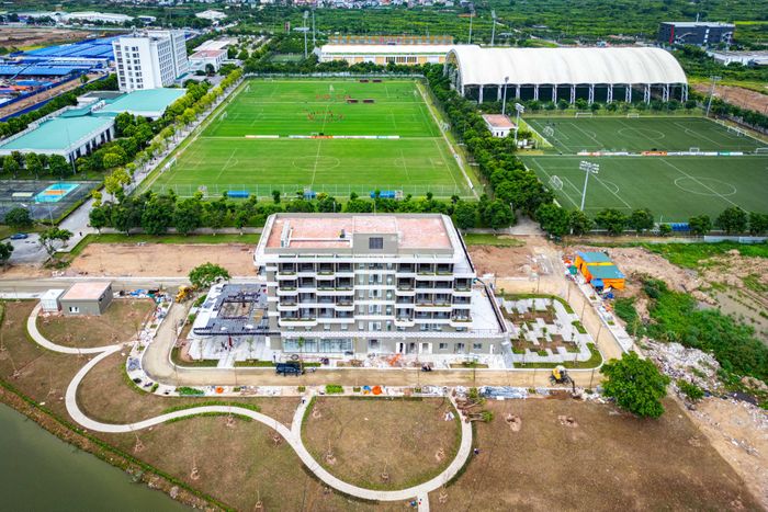  Song song hạng mục sân vận động chính, các công trình phụ trợ khác thuộc Trung tâm đào tạo bóng đá PVF cũng đang được triển khai đồng bộ. Theo kế hoạch, sân vận động PVF sẽ hoàn thành tháng 3/2027. Công trình được kỳ vọng nâng tầm hạ tầng thể thao quốc gia, đồng thời tạo động lực thúc đẩy phát triển kinh tế, dịch vụ và du lịch của Hưng Yên cũng như khu vực phía Đông Hà Nội. 