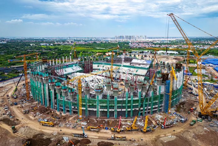  SVĐ PVF mới có diện tích 55.000 m2, sức chứa 60.000 chỗ ngồi, khi hoàn thành sẽ vượt qua SVĐ Quốc gia Mỹ Đình (40.000 chỗ ngồi), trở thành sân có sức chứa lớn thứ hai Việt Nam, sau SVĐ Lạc Việt với 135.000 chỗ ngồi. 