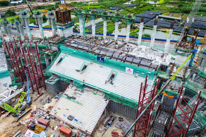  Các mặt khán đài C, D đã xây dựng tới tầng 3. Sân vận động được thiết kế theo tiêu chuẩn FIFA, đủ điều kiện đăng cai các trận đấu World Cup và giải khu vực. 