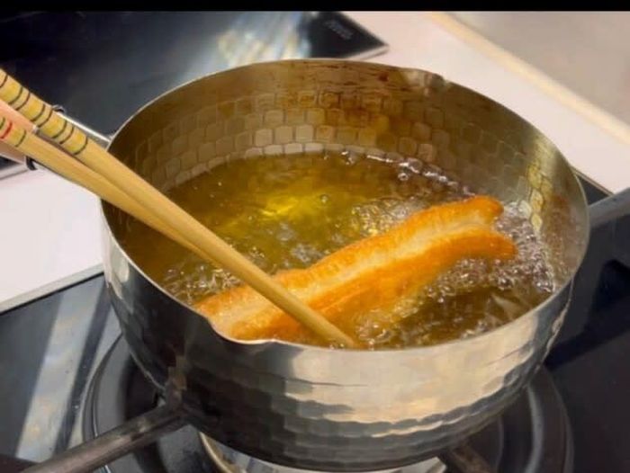  Bánh quẩy chiên ngập dầu là "quả bom" calo. Ảnh: Yahoo/Cook1cook. 