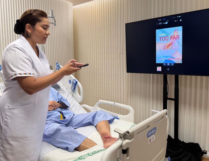  Điều dưỡng Nanthakumahrie Gunasegaran quét vết thương của bệnh nhân để đánh giá tiến triển bằng phần mềm inSight. 