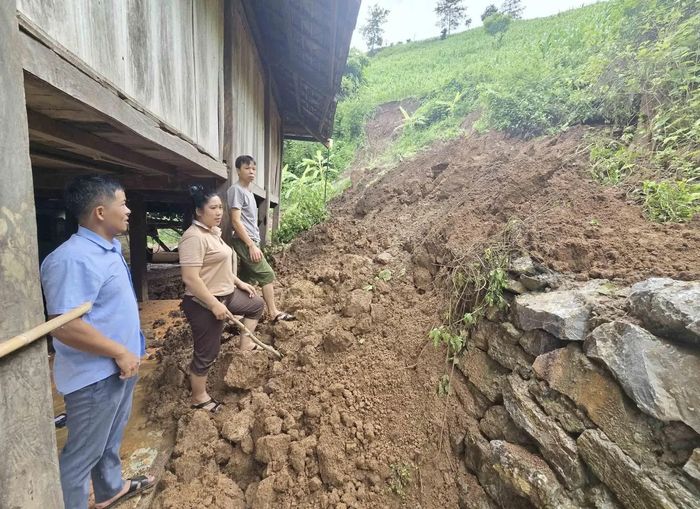  Rạng sáng 8/7, nhiều địa phương ở Lai Châu tiếp tục có mưa lớn, gây thiệt hại về tài sản của người dân. Tại bản Giao Chản (xã Khổng Lào), ngôi nhà 2 tầng kiên cố nằm bên bờ suối của gia đình anh Lý Văn Quang bị sụp đổ hoàn toàn do sạt lở ăn sâu, khoét vào phần móng nhà. Chợ San Thàng thuộc phường Tân Phong nước lũ tràn về nhanh khiến nhiều khu vực bị ngập, gây hư hại nhiều vật dụng. Tại bản Mỏ (xã Sin Suối Hồ), nước lũ tràn nhanh đã gây ngập úng một số nhà dân… 
