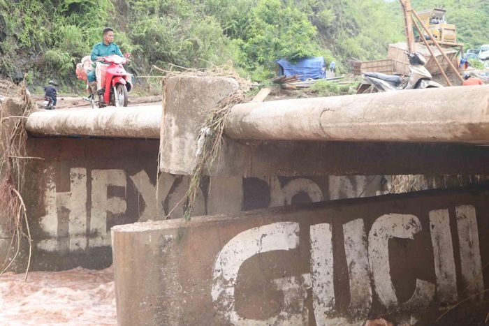  Cầu tràn Km19+200 thuộc tỉnh lộ 137 bắc qua suối Nậm Cuổi bị sạt lở nghiêm trọng, có thể đổ sập bất cứ lúc nào. Một trụ cầu bị gãy đã sụt lớn, tách ra khỏi mặt cầu. Hai bên cầu đường đi bị đứt gãy, những hàm ếch đã khoét sâu ăn vào mặt đường. Xe cộ và người dân vẫn phải qua lại vì đây là con đường độc đạo nối các bản phía trong của xã Nậm Mạ. 