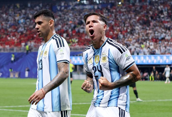  Trọng tài đang nhẹ tay với tuyển Argentina? Ảnh: Reuters. 