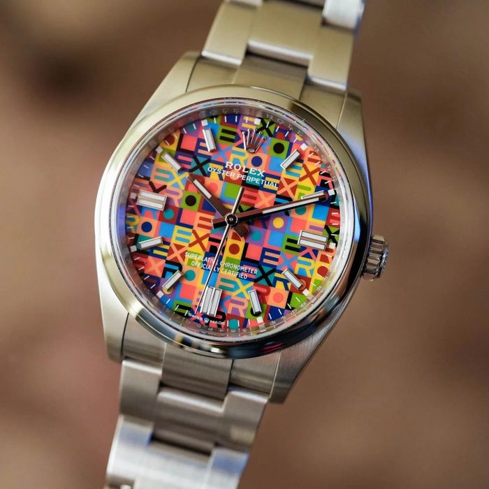  Hồi tháng 5, Quang Dương tiếp tục bổ sung hai mẫu Rolex vào bộ sưu tập. Nổi bật là chiếc Rolex Oyster Perpetual 36, vừa được hãng ra mắt tại Thụy Sĩ vào tháng 4 với mặt số đa sắc lấy cảm hứng từ họa tiết Jubilee từng xuất hiện trong lịch sử thương hiệu. Đồng hồ giữ nguyên bộ vỏ Oystersteel 36 mm, cọc số và kim bằng vàng trắng 18K phủ chất phát quang Chromalight, vận hành bằng bộ máy tự động calibre 3230 do Rolex phát triển. Mẫu này có giá khoảng 6.500 EUR (hơn 7.433 USD). Ảnh: Monochrome Watches. 