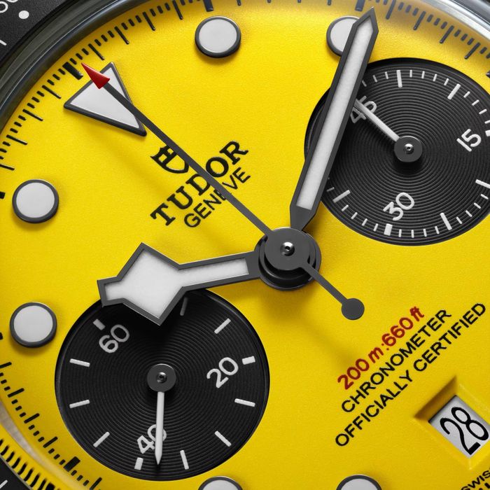  Mẫu đồng hồ vẫn giữ các đặc trưng của dòng Black Bay Chrono như vành bezel nhôm tích hợp thang đo tốc độ, mặt kính sapphire cong và khả năng chống nước 200 m. Đồng hồ sử dụng bộ máy tự động MT5813 đạt chứng nhận COSC, trữ cót khoảng 70 giờ và có giá niêm yết 6.717 USD (hơn 176 triệu đồng). Ảnh: Tudor. 