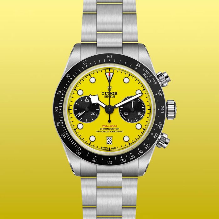  Ra mắt từ năm 2017, dòng Black Bay Chrono đã được Tudor phát triển với nhiều phiên bản như Panda, Pink, Flamingo và các mẫu vỏ carbon lấy cảm hứng từ F1. Phiên bản Black Bay Chrono 39 Bumblebee có đường kính 39 mm, nhỏ hơn mức 41 mm của các mẫu trước, đồng thời giảm độ dày xuống 13,1 mm. Ảnh: Tudor. 