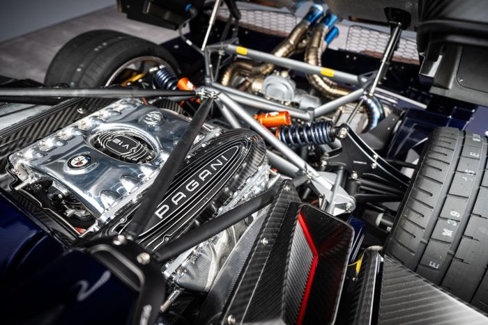  Pagani Huayra 70 Derecho được trang bị động cơ V12 twin-turbo 6.0L vốn do Mercedes-AMG lắp ráp, sản sinh công suất tối đa 864 mã lực và mô-men xoắn cực đại 1.100 Nm. 