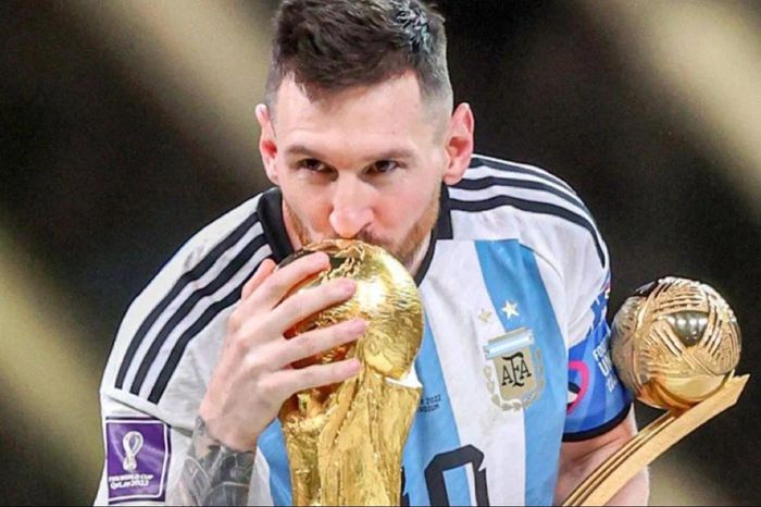  Lionel Messi hôn chiếc cúp FIFA World Cup sau khi đánh bại Pháp trong trận chung kết. Ảnh: X/@WeAreMessi. 