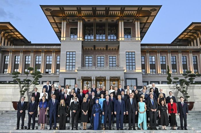  Tổng thống Recep Tayyip Erdoğan và phu nhân Emine Erdoğan chụp ảnh lưu niệm cùng các đại biểu tại buổi tiệc chiêu đãi trong khuôn khổ hội nghị thượng đỉnh ở Ankara, ngày 7/7/2026. Ảnh: AA. 
