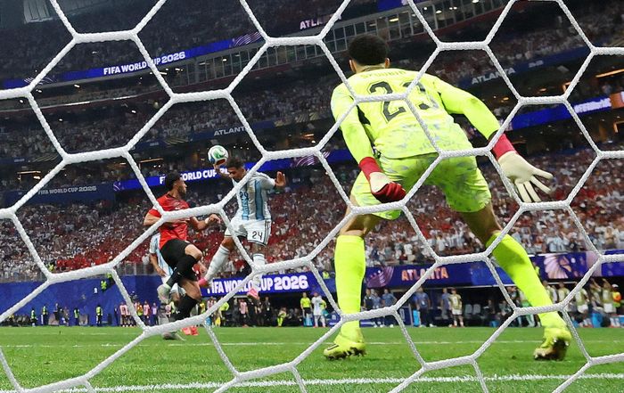 Pha đánh đầu nâng tỷ số lên 3-2 của Enzo. Ảnh: Amanda Perobelli/Reuters.