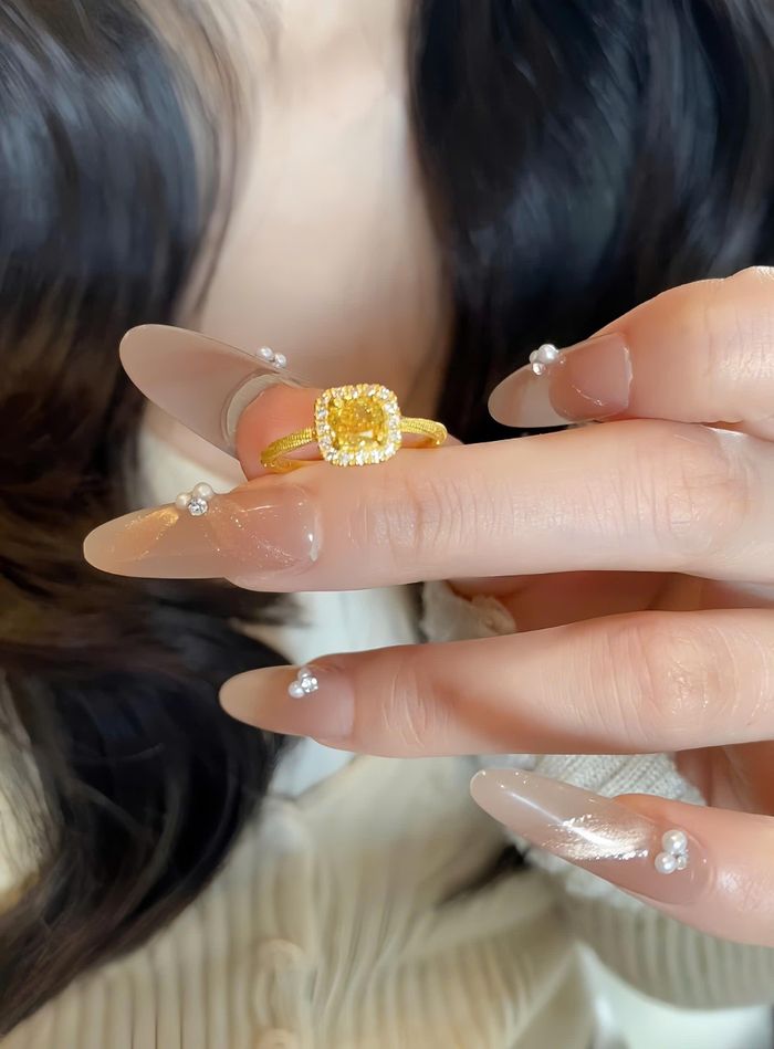 Việc xác định loại đá quý trên nhẫn vàng trước khi vệ sinh là bước quan trọng để lựa chọn phương pháp làm sạch phù hợp, tránh làm giảm độ bền hoặc độ sáng của trang sức. Ảnh minh họa: Xiaohongshu. 