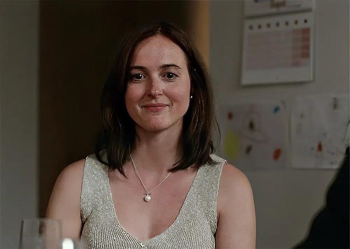  Trước đó, Renate Reinsve tiếp tục gây chú ý với Sentimental Value. Trong phim, nữ diễn viên Na Uy vào vai Nora Borg, một diễn viên sân khấu tài năng nhưng nhiều bất an, phải đối diện người cha xa cách sau nhiều năm. Diễn xuất của Reinsve được giới phê bình quốc tế đánh giá cao nhờ sự tự nhiên và khả năng phơi bày cảm xúc rất tinh tế. Sentimental Value cũng gặt hái thành tích nổi bật khi thắng Grand Prix tại Cannes 2025, nhận 9 đề cử Oscar, trong đó có đề cử Nữ diễn viên chính cho Reinsve, và giành giải Phim quốc tế xuất sắc. Ảnh: Neon. 