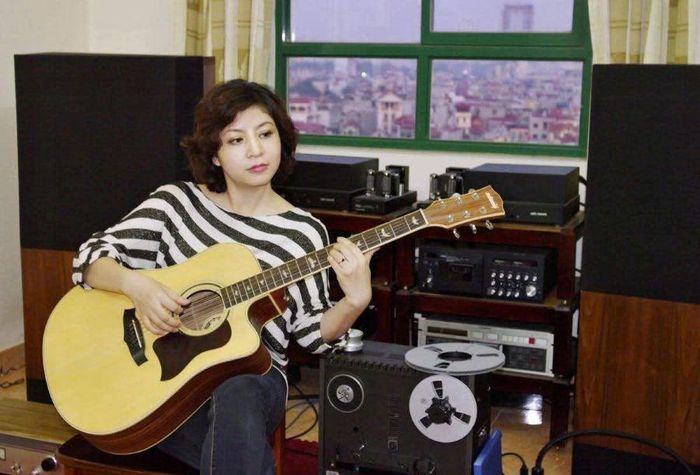 Đinh Phương Anh là một trong số ít nữ nhạc sĩ vừa sáng tác, biểu diễn, vừa có khả năng sử dụng nhiều loại nhạc cụ như piano, guitar, organ hay t’rưng