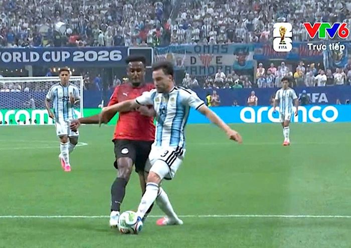 Argentina (phải) sẽ gặp Thụy Sĩ ở tứ kết