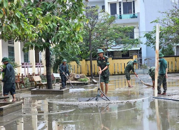 Lực lượng quân đội tham gia hỗ trợ các địa phương khắc phục hậu quả do thiên tai gây ra