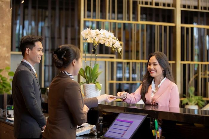 Nhân viên khách sạn tại Đà Nẵng hướng dẫn, phục vụ du khách. Ảnh minh họa