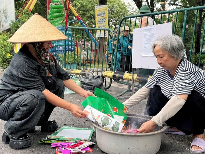 Hằng ngày, bà Hường cùng người bạn đến cúng viếng các liệt sĩ được quy tập tại công viên Lê Thị Riêng. Ảnh: HOÀNG HẢI