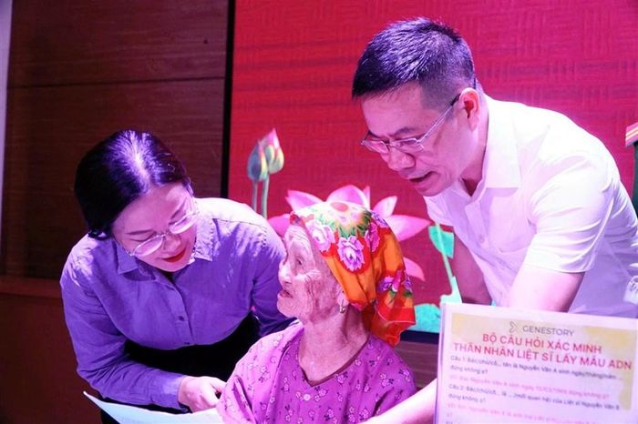 Mẹ Nguyễn Thị Lộc gần 100 tuổi tại điểm thu nhận mẫu ADN ở phường Tân Mai. Ảnh: HỒ THIÊM