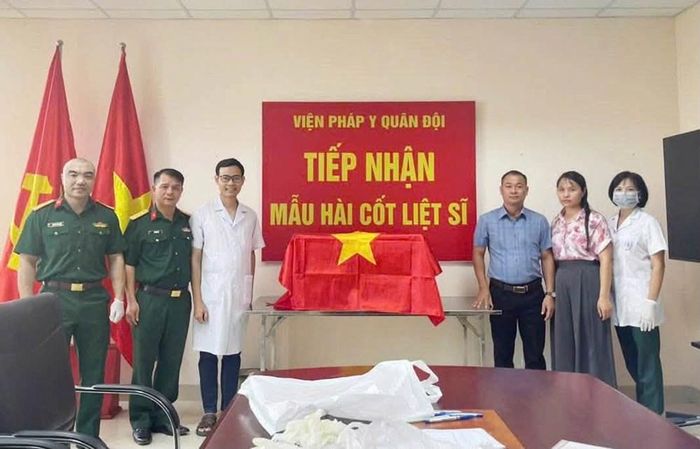 Quá trình lấy mẫu, bảo quản, niêm phong, lập hồ sơ và bàn giao mẫu hài cốt liệt sĩ tại các nghĩa trang liệt sĩ trên địa bàn tỉnh Điện Biên được các lực lượng thực hiện chặt chẽ, đúng quy định. Ảnh: Bộ CHQS tỉnh Điện Biên