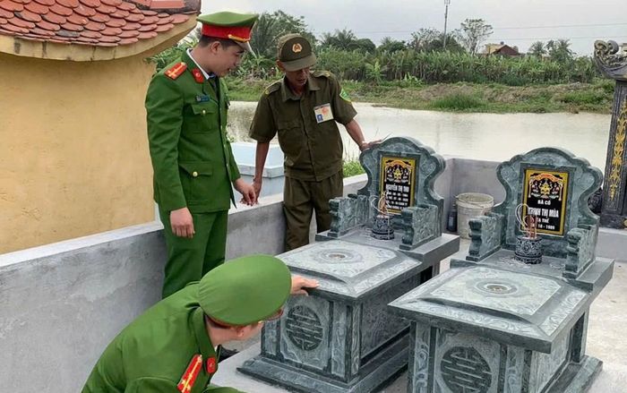 Lực lượng Công an kiểm tra phần mộ được gia đình Nguyễn Thị Thu sử dụng để dàn dựng vụ giả chết nhằm trục lợi tiền bảo hiểm. Ảnh: Công an Thanh Hóa