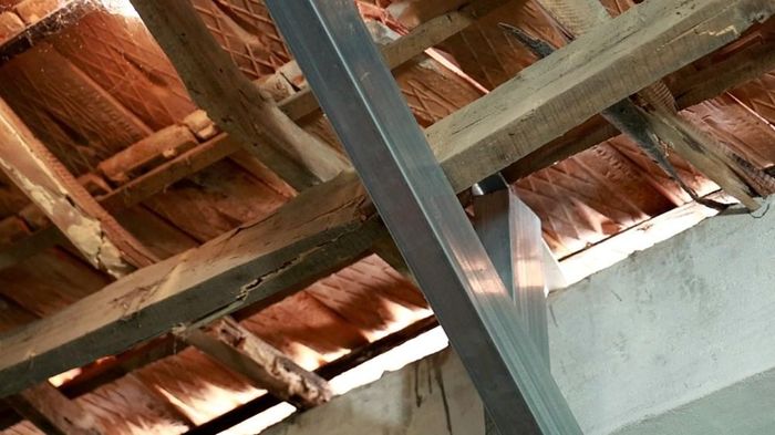 Nhiều căn nhà tại khu tái định cư đã xuống cấp nghiêm trọng nhưng người dân chưa thể sửa chữa, xây dựng