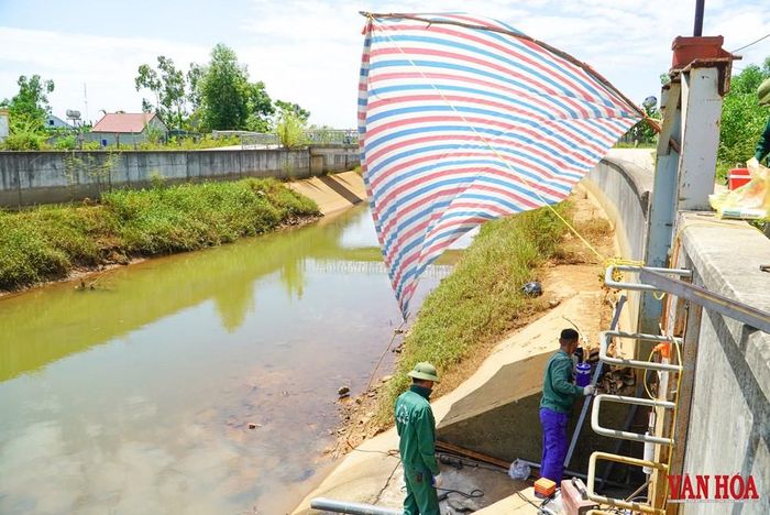 Trong thời tiết nắng nóng, tổ công nhân đang nỗ lực hoàn thành việc sữa chữa, gia cố