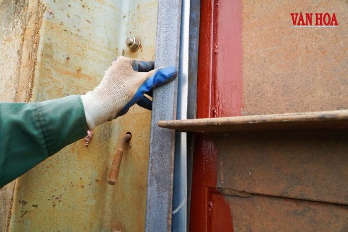Tổ công nhân lắp đặt các gioăng cao su củ tỏi