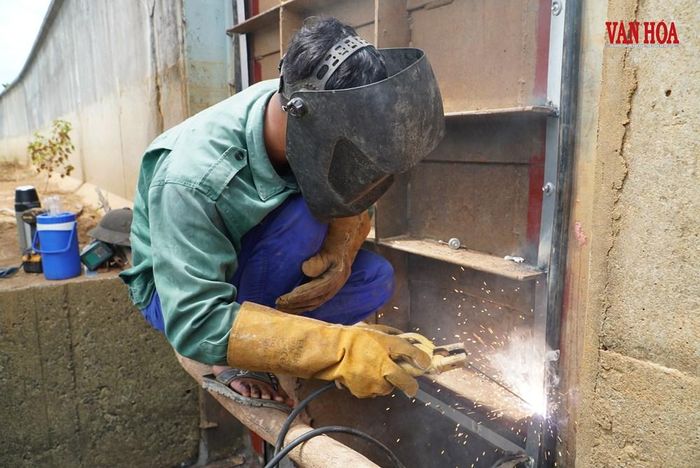 Các vị trí hoen gỉ, hư hỏng trên thành cống được hàn trát lại nhằm ngăn nước không rò rỉ, chảy vào các hộ dân xung quanh