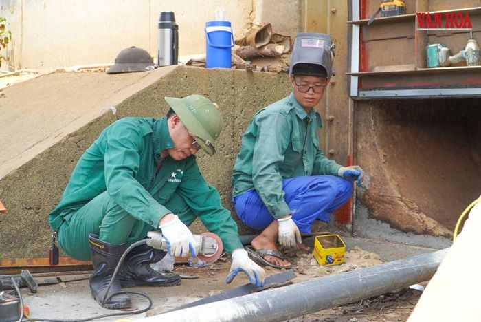 Ông Nguyễn Xuân Thành - Tổ trưởng tổ cơ khí, Công ty TNHH MTV Thủy lợi Hà Tĩnh (ngoài cùng bên trái) cho biết, tổ bắt đầu sữa chữa từ ngày 6.7, đến nay đã 3 ngày và đã cơ bản sửa xong 2 cống, đang sửa tiếp cống thứ 3