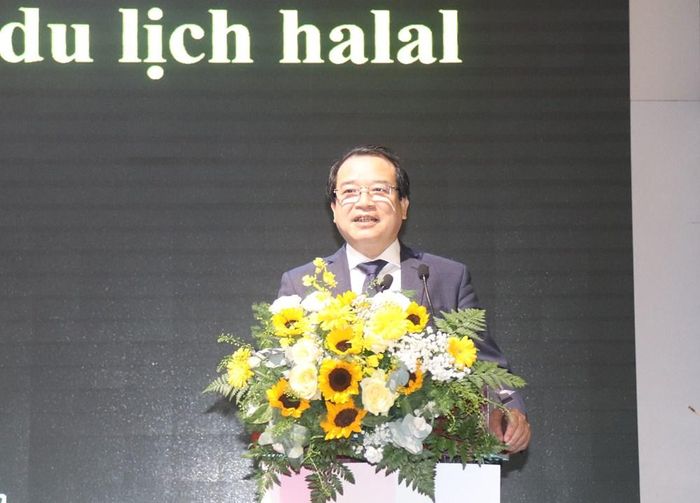 Phó Cục trưởng Cục du lịch Quốc gia Việt Nam (Bộ VHTTDL) Hà Văn Siêu trình bày tham luận tại Hội nghị