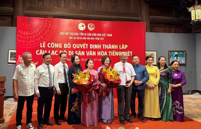 Các thành viên trong Ban Chủ nhiệm Câu lạc bộ Di sản Văn hóa Tiếng Việt nhận hoa chúc mừng