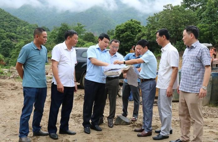 Đoàn công tác kiểm tra tình hình triển khai thực hiện dự án đường giao thông thuộc Chương trình MTQG 1719 tại xã Mường Hung. Ảnh: Thúy Hà